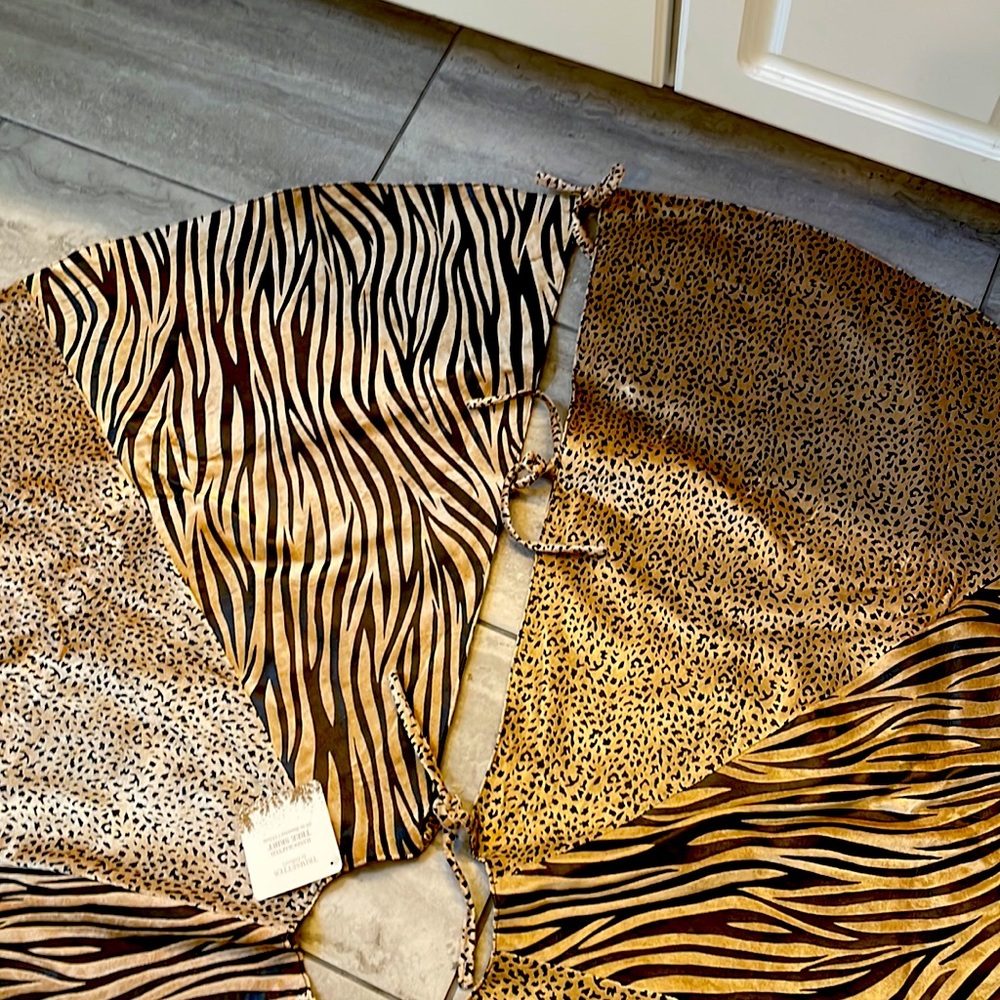 NWT Dillard’s Jungle Print Christmas Tree Skirt